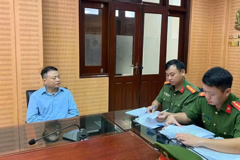 Cơ quan công an làm việc với bị cáo Nguyễn Hòa Bình (tức Shark Bình). (Ảnh: CAHN)