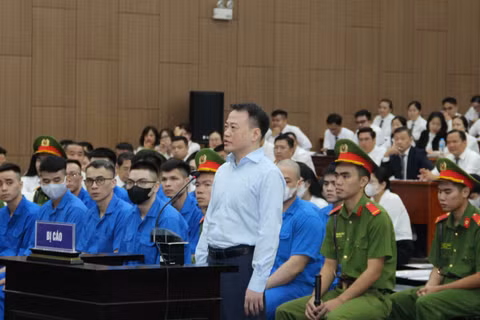 Bị cáo Nguyễn Hòa Bình tại tòa. (Ảnh: M.H)