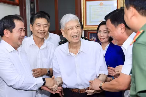 Bí thư Thành ủy Hà Nội thăm hỏi, chúc sức khỏe đồng chí Đặng Quân Thụy. (Ảnh: THÁI QUANG)