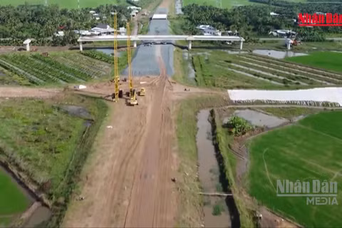 [Video] Cao tốc Mỹ Thuận - Cần Thơ hạn chế xe để thi công cầu vượt