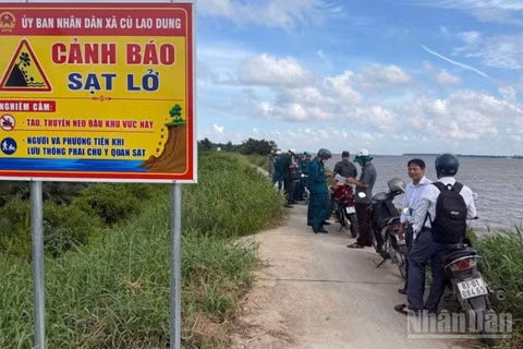 Lãnh đạo xã Cù Lao Dung (Cần Thơ) khảo sát và cắm biển cảnh báo sạt lở bờ sông Hậu trên địa bàn. (Ảnh: ĐÌNH QUÝ)