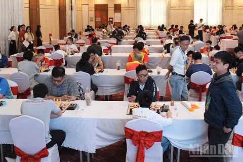 Các kỳ thủ đang tranh tài ngày khai mạc. (Ảnh: THANH TÂM)