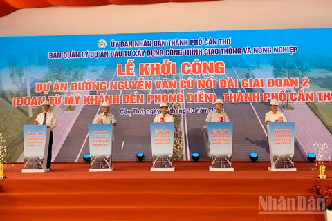 Các đại biểu thực hiện nghi lễ khởi công dự án. (Ảnh: THANH TÂM)
