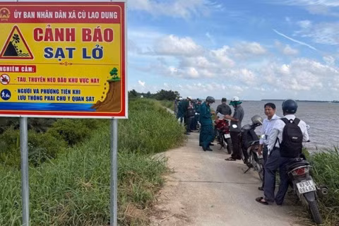 Xã Cù Lao Dung (thành phố Cần Thơ) khảo sát và cắm biển cảnh báo sạt lở bờ sông Hậu trên địa bàn. (Ảnh: ĐÌNH QUÝ)
