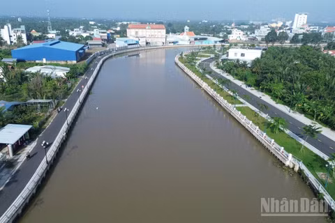Một đoạn kênh Bảo Định thuộc tỉnh Đồng Tháp. (Ảnh: NGUYỄN SỰ)