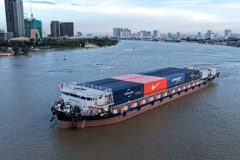 Tuyến sà lan điện đầu tiên dự kiến cắt giảm 778 tấn CO₂ mỗi năm khi đưa vào vận hành. (Ảnh: HOÀNG ANH)