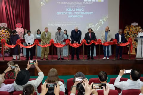 Các đại biểu thực hiện nghi thức cắt băng khai mạc. (Ảnh: Ban Tổ chức)