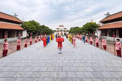 Nghi lễ dâng hương trang trọng mở đầu hành trình trải nghiệm. (Ảnh: HOÀI THU)