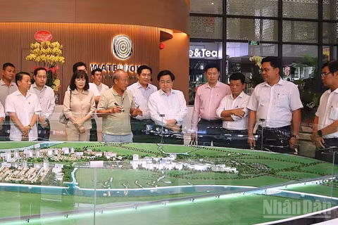 Lãnh đạo tỉnh Tây Ninh kiểm tra quá trình tổ chức thực hiện dự án đã quy hoạch giao cho nhà đầu tư tại xã Bến Lức. (Ảnh: THANH PHONG)