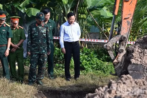 Phó Chủ tịch Ủy ban nhân dân tỉnh Tây Ninh Phạm Tấn Hòa trực tiếp kiểm tra lực lượng Đội K73 thực hiện nhiệm vụ tìm kiếm, quy tập trên địa bàn tỉnh. (Ảnh: THANH PHONG)