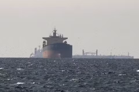 Tàu thương mại tại eo biển Hormuz, ngày 20/6/2026. (Ảnh: THX/TTXVN)