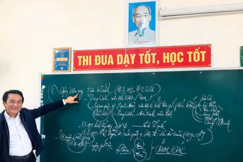 Thầy giáo Trần Trung Hiếu, giáo viên Trường trung học phổ thông chuyên Phan Bội Châu (tỉnh Nghệ An) trong giờ dạy học. (Ảnh: Nhân vật cung cấp)