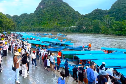 Khách du lịch tham quan động Phong Nha (Ảnh: HG)