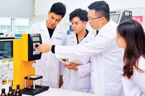 Hướng dẫn sinh viên lắp ráp sản phẩm công nghệ tại Trường đại học Khoa học và Công nghệ Hà Nội. (Ảnh: NGỌC HIỀN)