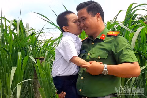 Bé Đinh Văn An cùng Thiếu tá Nguyễn Thành Sang. (Ảnh: ĐẶNG THANH) 