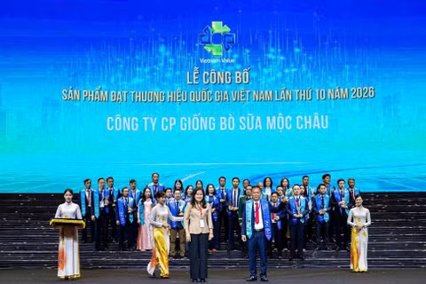 Ông Phạm Hải Nam, Tổng Giám đốc Công ty Cổ phần Giống bò sữa Mộc Châu nhận biểu trưng Thương hiệu quốc gia Việt Nam năm 2026 (Ảnh: Mộc Châu Milk)