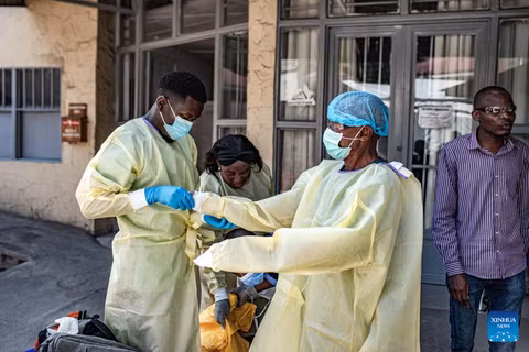 Các nhân viên y tế chống dịch Ebola ở Goma, CHDC Congo. (Ảnh: Tân Hoa xã)