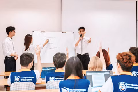 Sinh viên Học viện Ngân hàng trao đổi, thảo luận trong giờ học. (Ảnh: HVNH)