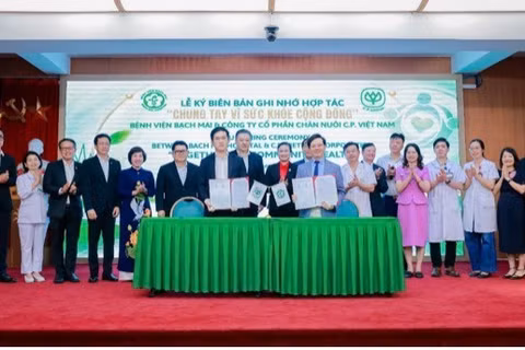 Ông Soopakij Chearavanont, Chủ tịch Tập đoàn C.P. và bà Đỗ Thị Thu Thảo, Chủ tịch Trung ương Hội Chữ thập đỏ Việt Nam, chứng kiến Lễ ký kết Biên bản ghi nhớ hợp tác giữa C.P. Việt Nam và Bệnh viện Bạch Mai. (Ảnh: C.P. Việt Nam)