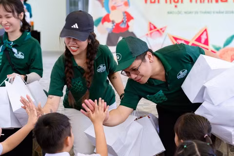 Chương trình "Vui hội trăng rằm" do chính đội ngũ nhân viên Phúc Long tổ chức, đem đến một ngày vui chơi ý nghĩa cho hơn 400 học sinh Trường tiểu học và trung học cơ sở Lộc Nga. (Ảnh: MSN)