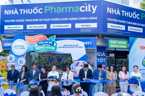 Đại diện Pharmacity cắt băng khai trương Câu lạc bộ Bệnh mạn sống khỏe tại Thành phố Hồ Chí Minh ngày 20/09. Ảnh: Pharmacity