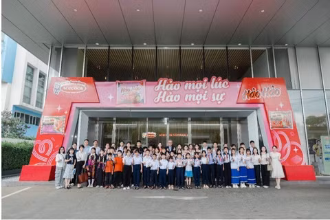 Ban lãnh đạo Acecook Việt Nam chụp hình lưu niệm cùng các em học sinh và thầy, cô tham gia chương trình. (Nguồn: Acecook) 