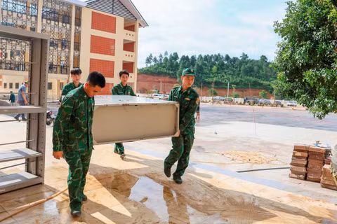 Bộ đội Biên phòng giúp đỡ các trường phổ thông nội trú trên biên giới tỉnh Lào Cai. (Ảnh: CÔNG HẢI)