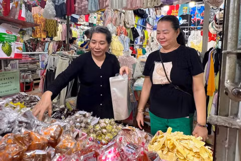 Tiểu thương chợ Tân Định gắn bó lâu năm với các gian hàng của mình. (Ảnh: QuANG QUÝ)
