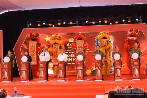 Các đại biểu thực hiện nghi thức nhấn nút khởi công dự án. (Ảnh: ANH ĐÀO)