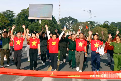 Lãnh đạo tỉnh Lâm Đồng tham gia chương trình đi bộ "Cùng Việt Nam tiến bước" năm 2025 tại địa phương. (Ảnh: Mai Văn Bảo)