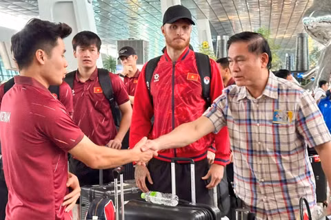 Phó Chủ tịch VFF Trần Anh Tú (bìa phải) chia tay các tuyển thủ sau ASEAN FIFA Cup 2026. (Ảnh: VFF)
