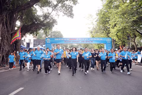 Đại diện lãnh đạo các cơ quan, thành phố và đại biểu khách mời tham gia chạy hướng ứng. (Ảnh: TM)