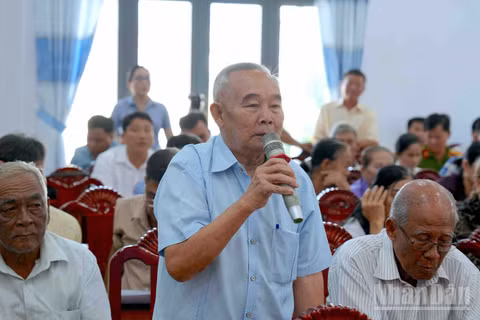 Cử tri xã Tân Lộc (tỉnh Cà Mau) trình bày kiến nghị liên quan vấn đề đất đai tại buổi tiếp xúc cử tri chiều 1/10. (Ảnh: HỮU TÙNG)