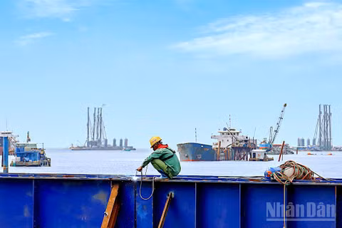 Không khí lao động hăng say trên đại công trường trọng điểm giữa trùng khơi Cà Mau. (Ảnh: HỮU TÙNG)
