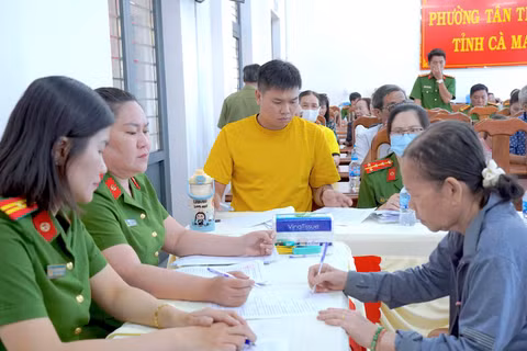 Cán bộ phòng Cảnh sát Quản lý hành chính về Trật tự xã hội Công an tỉnh Cà Mau thu nhận thông tin thân nhân liệt sĩ chưa xác định danh tính tại điểm phường Tân Thành. (ảnh HỮU ĐỆ).