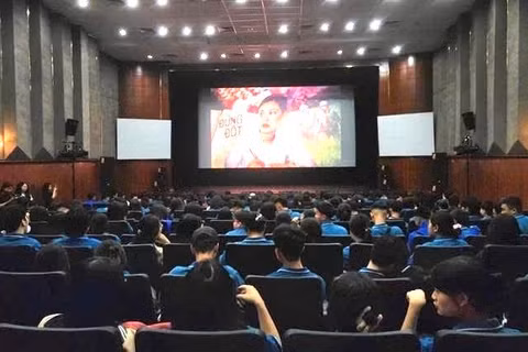 Rất đông học sinh Trường trung học phổ thông Phan Chu Trinh đã đến dự xem phim "Đừng đốt" về Anh hùng liệt sĩ Đặng Thùy Trâm, mở đầu chương trình đưa điện ảnh vào hệ thống học đường. (Ảnh: Viện phim Việt Nam)