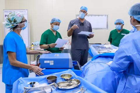 Hơn 30 chuyên gia quốc tế cùng các bác sĩ Việt Nam đến Huế hỗ trợ phẫu thuật tạo hình miễn phí tại "Tuần lễ Phẫu thuật tạo hình-vi phẫu 2026". (Ảnh: B. Ngọc)