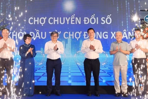 Các đại biểu thực hiện nghi thức ra mắt mô hình Chợ chuyển đổi số. (Ảnh: HỒNG THÁI)