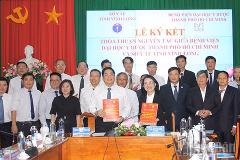 Sở Y tế tỉnh Vĩnh Long ký kết hợp tác với Bệnh viện Đại học Y Dược Thành phố Hồ Chí Minh. (Ảnh: BÁ DŨNG)