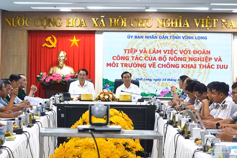 Quang cảnh buổi làm việc của Đoàn công tác Bộ Nông nghiệp và Môi trường với Ủy ban nhân dân tỉnh Vĩnh Long. (Ảnh: BÁ DŨNG)
