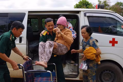 Các lực lượng đã đến tận nhà thăm hỏi, đón Mẹ Việt Nam Anh hùng Nguyễn Thị Xuân đi khám tầm soát sức khỏe. (Ảnh: TRUNG HẢI)
