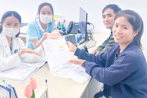 Gia đình chị H'Nhoen Kđơk đón nhận tin vui từ bác sĩ Phan Thị Thanh Thảo. (Ảnh: CTV)