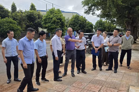 Đoàn công tác của Ủy ban nhân dân tỉnh Đắk Lắk tiến hành kiểm tra thực tế công tác quản lý hạ tầng, bảo vệ môi trường tại Cụm công nghiệp Tân An, phường Tân An. (Ảnh: CỘNG TÁC VIÊN)