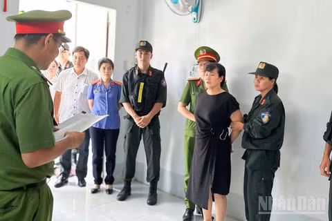 Điều tra viên thi hành lệnh khám xét nơi ở của Nguyễn Thị Châu. (Ảnh: Công an cung cấp)