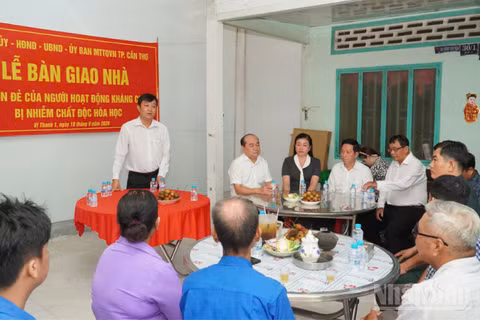 Quang cảnh lễ bàn giao nhà tại ấp 1 xã Vị Thanh 1, thành phố Cần Thơ. (Ảnh: VĂN ÚT)