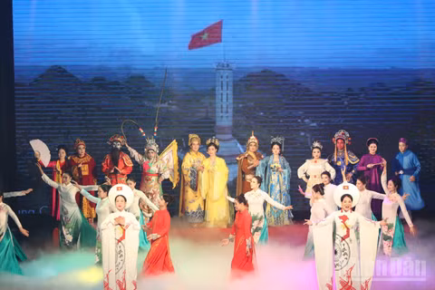 Các nghệ sĩ tỏa sáng trên sân khấu trong đêm bế mạc Liên hoan. (Ảnh: GIANG NAM)