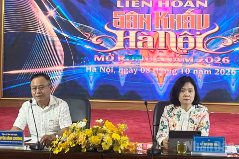 Đại diện lãnh đạo Sở Văn hóa, Thể thao và Du lịch Hà Nội cùng Hội Nghệ sĩ sân khấu Việt Nam công bố các hoạt động của Liên hoan sân khấu Hà Nội.