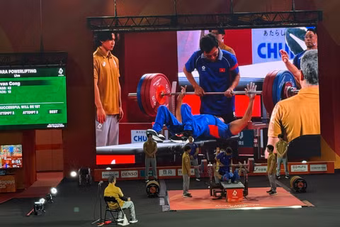 Đội tuyển Cử tạ người khuyết tật Việt Nam góp mặt với ba lực sĩ Lê Văn Công, Nguyễn Bình An và Châu Hoàng Tuyết Loan.(Ảnh: HOÀI THU)