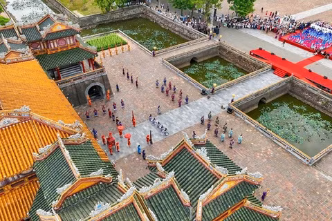 Lễ Truyền Lô - truyền thống khoa cử, trọng người tài của triều Nguyễn được tái hiện tại không gian Ngọ Môn Huế. 