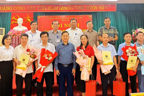 Lãnh đạo Sở Y tế tỉnh Tuyên Quang trao quyết định về công tác cán bộ cho lãnh đạo các trung tâm y tế khu vực một chức năng sau khi giải thể. (Ảnh: Cộng tác viên)